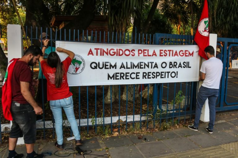 Agricultores Do Mst E Mpa Ocupam P Tio Do Incra Em Porto Alegre Mst