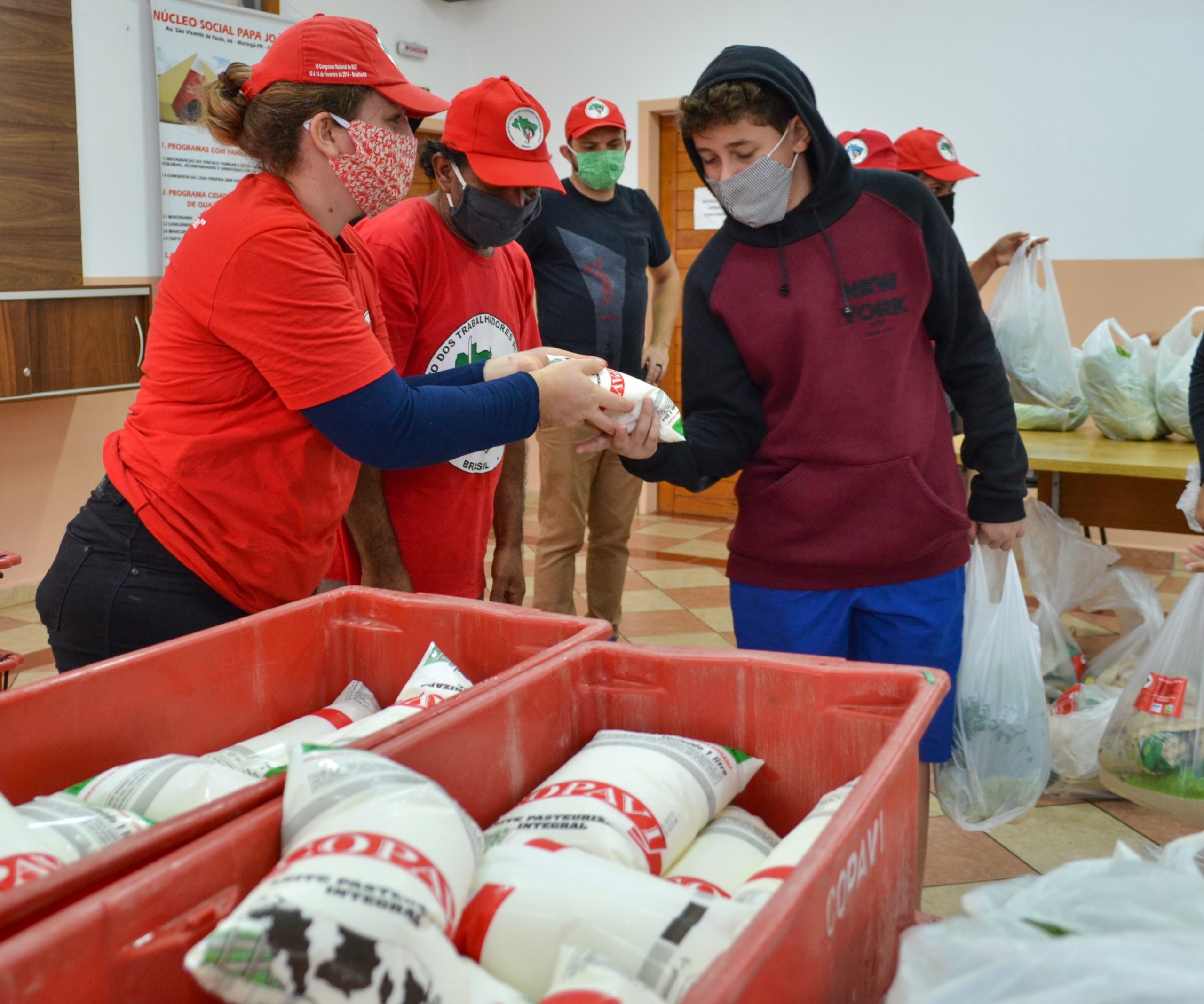 União solidária MST e pequenos agricultores doam 5 toneladas de