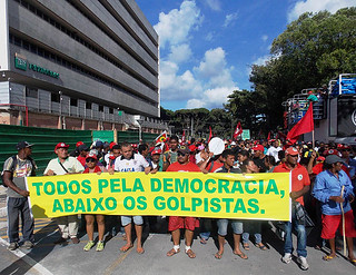 MST participa do Dia Nacional de Luta em defesa da Petrobras e pela Constituinte