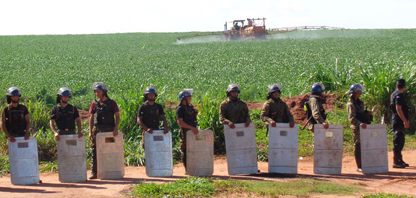policiais protegendo plantação de soja transgênica durante fumigação.jpg