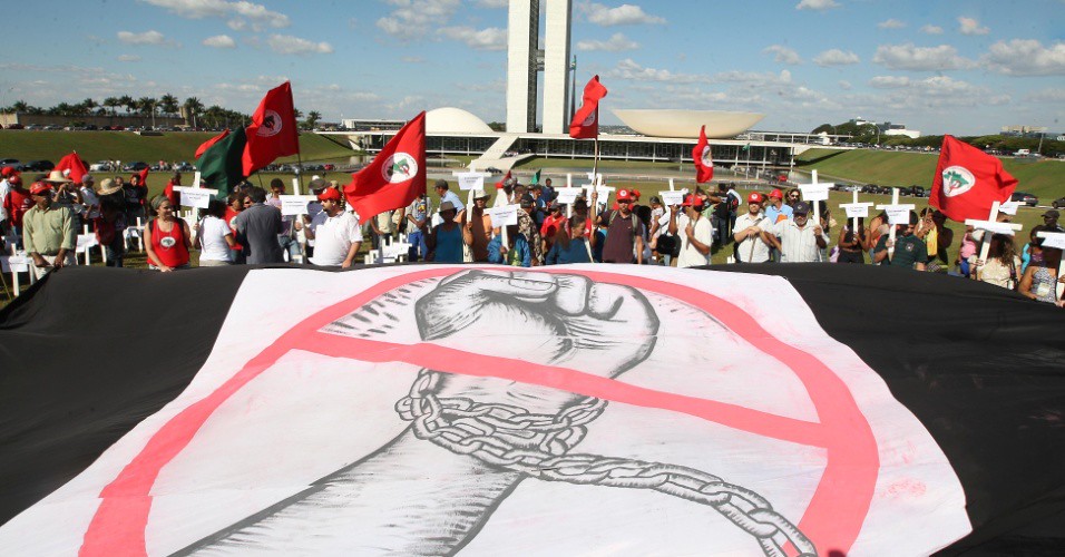 27mai2010---manifestantes-ligados-ao-mst-movimento-do-sem-terra-realizam-protesto-contra-o-trabalho-escravo-colocando-cruzes-em-frente-ao-congresso-nacional-em-brasilia-1336703851434_956x500.jpg
