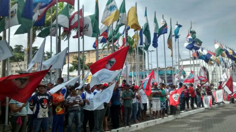 Trabalhadores rurais exigem desapropriação de terras do Grupo João Lyra