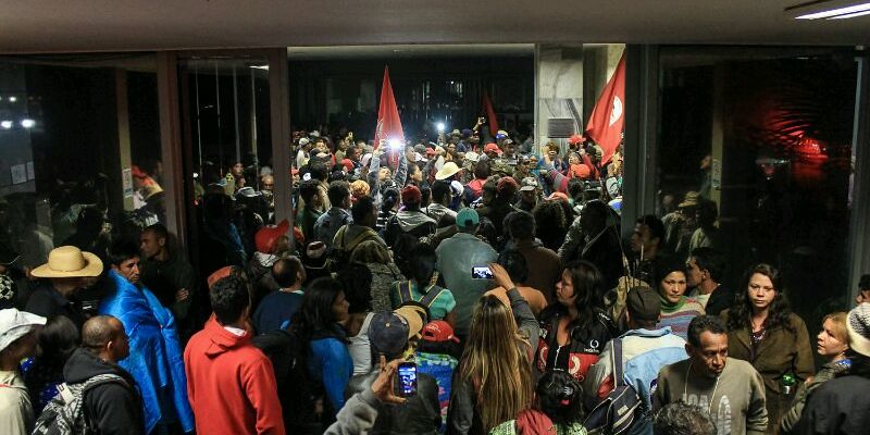 MST ocupa o Ministério da Fazenda contra ajuste no orçamento da Reforma Agrária