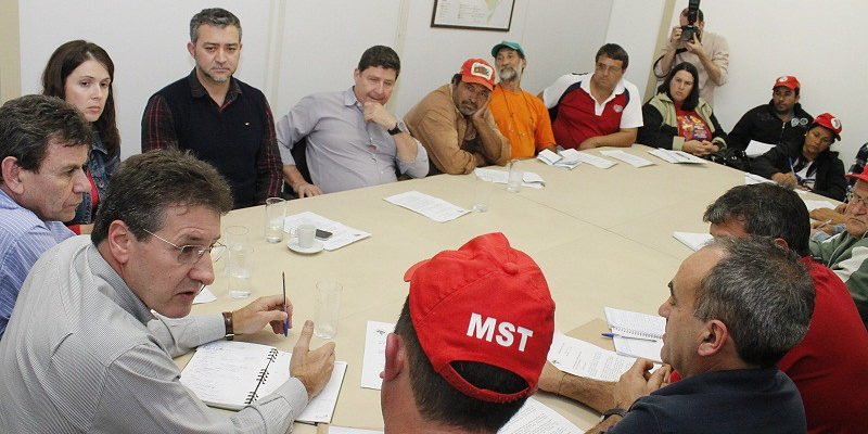 MST cobra terra e infraestrutura