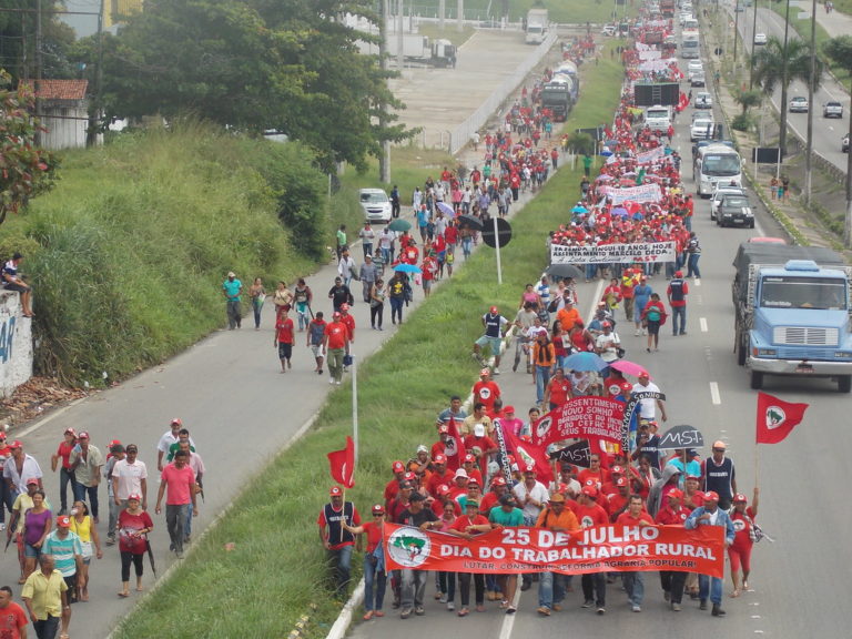 Cerca de 10 mil camponeses marcham pelas ruas da capital sergipana