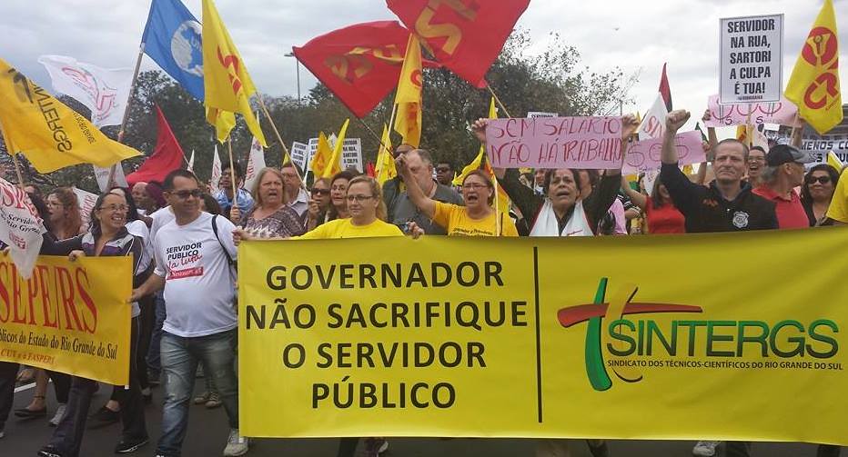 No ínicio deste mês, servidores públicos estaduais foram às ruas de Porto Alegre protestar contra medidas adotadas pelo Governo Sartori. Foto_ Divulgação.jpg