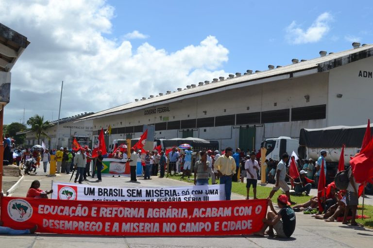 Porto de Maceió segue bloqueado por trabalhadores rurais