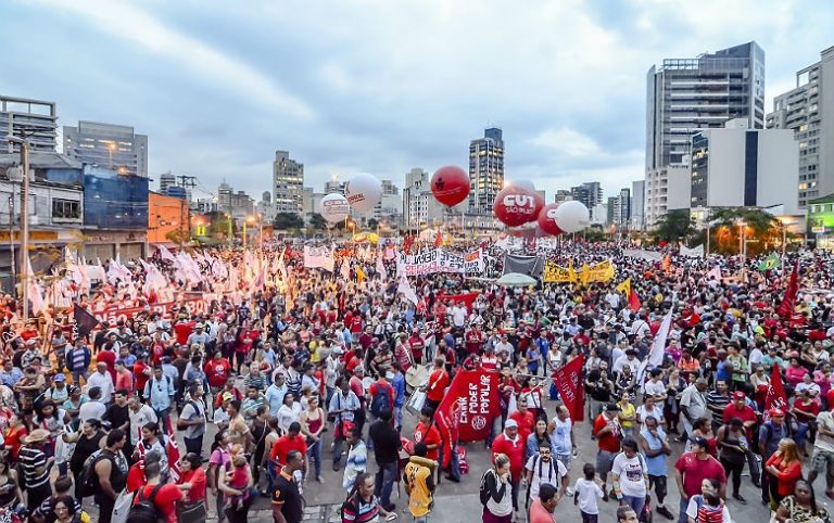 Organizações vão às ruas por saída popular a crise política e econômica
