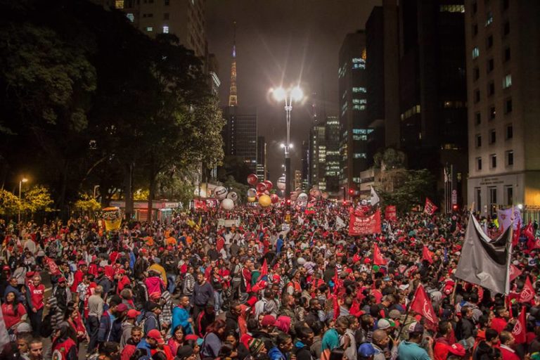 Milhares de pessoas saem às ruas de todo Brasil por uma 'saída à esquerda'