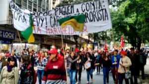 Trabalhadores no RS saem às ruas contra ajuste e em defesa da democracia