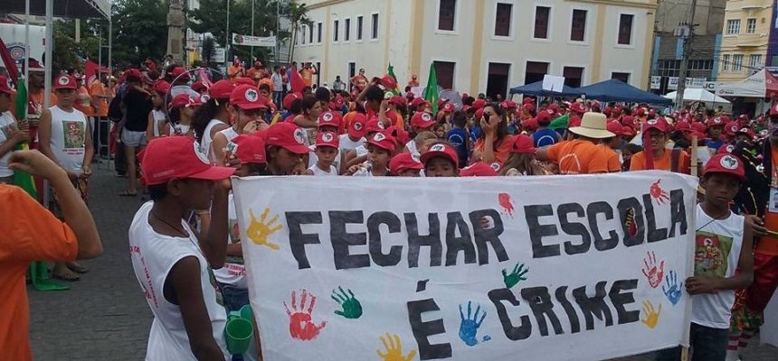 Crianças Sem Terra marcham em defesa da educação no campo em PE