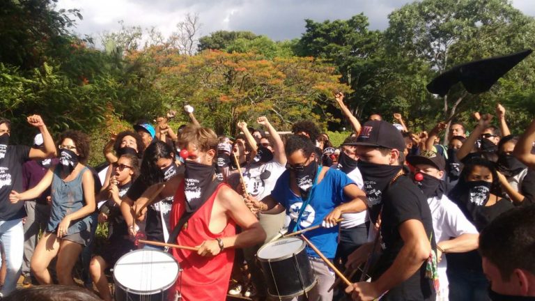 Cunha é escrachado pela juventude em Brasília