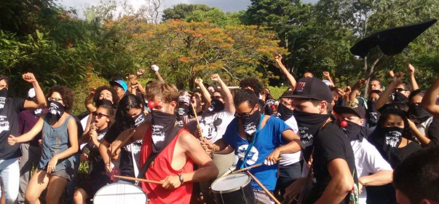 Cunha é escrachado pela juventude em Brasília