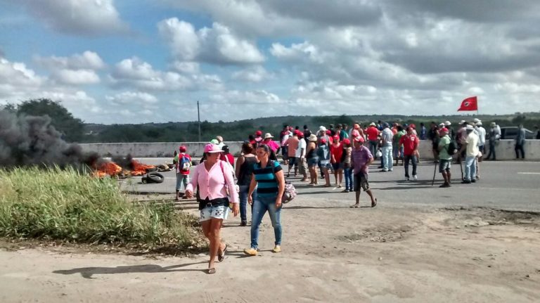 MST ocupa rodovias paraibanas em luta por habitação rural