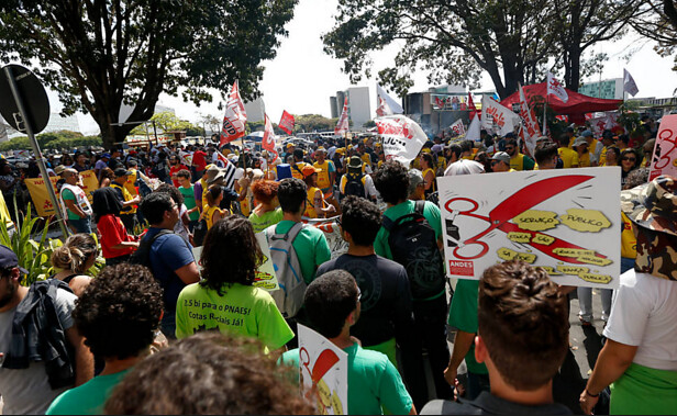Movimentos populares prestam solidariedade a servidores da educação no DF