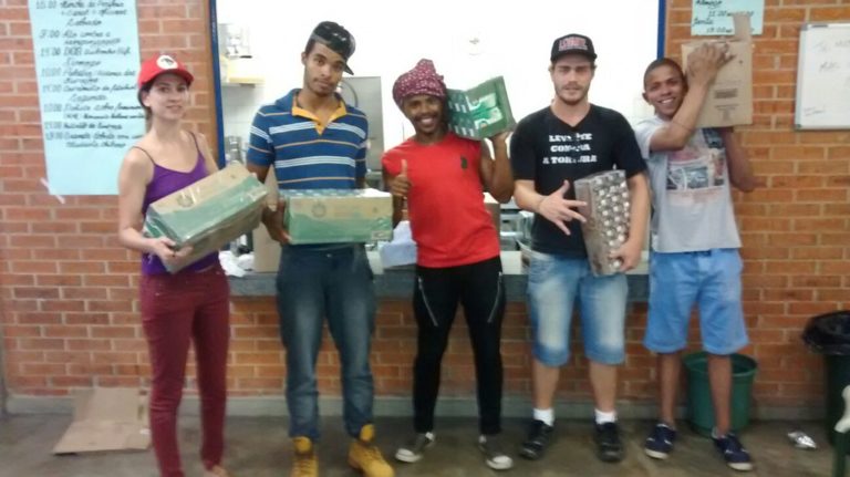 MST doa alimentos aos estudantes que ocupam as escolas paulistanas