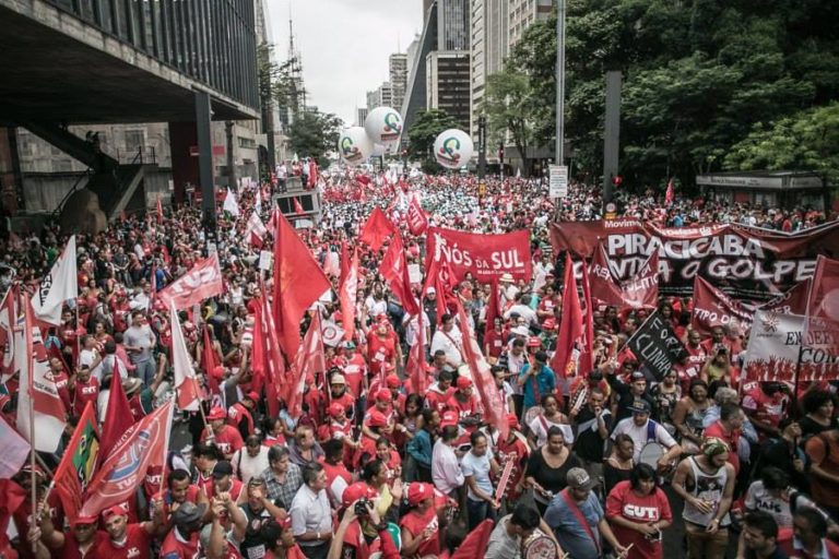 Movimentos da Frente Brasil Popular defendem democracia e fim do ajuste fiscal