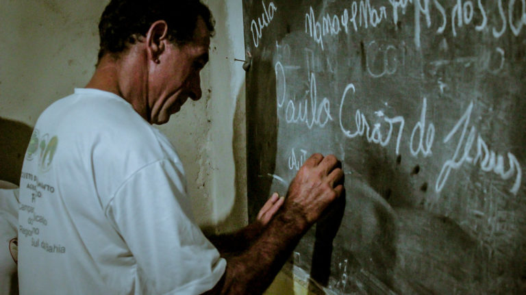 Eu Posso” alfabetiza 233 trabalhadores Sem Terra no extremo sul da Bahia