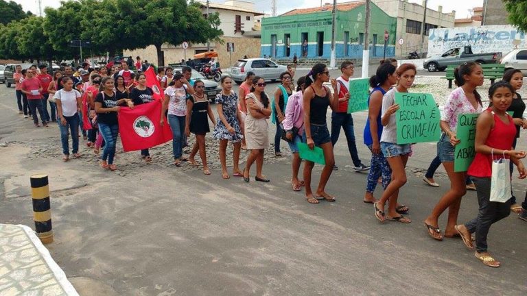 Sem Terra realizam ato contra fechamento de escola no Ceará
