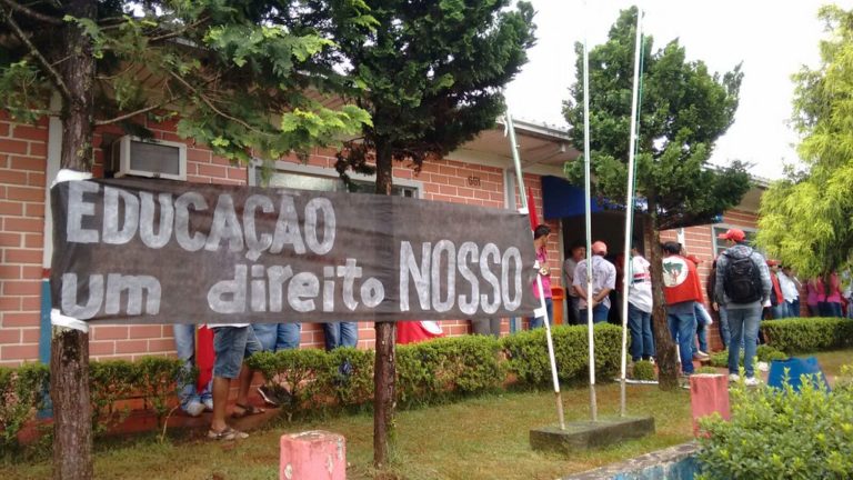Camponeses ocupam prefeitura no Paraná