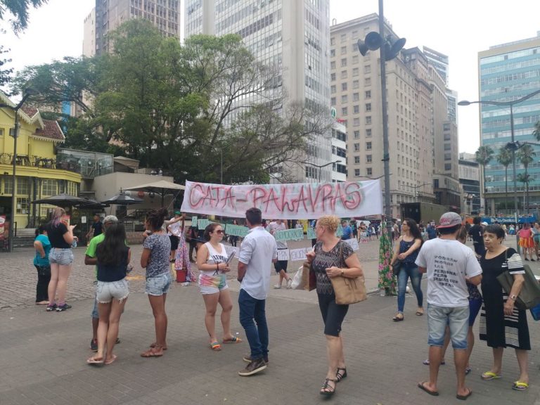 Via Campesina faz intervenções em Porto Alegre em defesa da democracia e de Lula