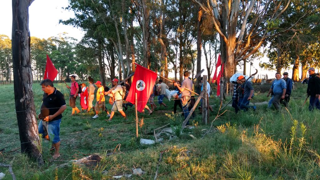 Integrantes do MST ocuparam a área da CEEE por volta das 7 horas desta sexta-feira. Foto Divulgação.jpg