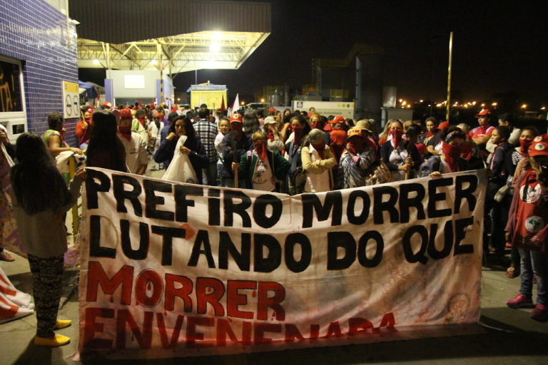 Cerca de 1200 mulheres do MST e do MAB ocupam a Yara Fertilizantes em Porto Alegre