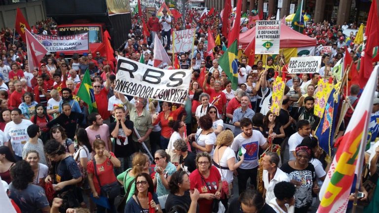 Milhares saem às ruas de Porto Alegre em defesa da democracia