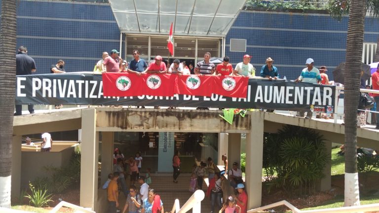 Manifestantes impedem assembleia de privatizar Eletronorte
