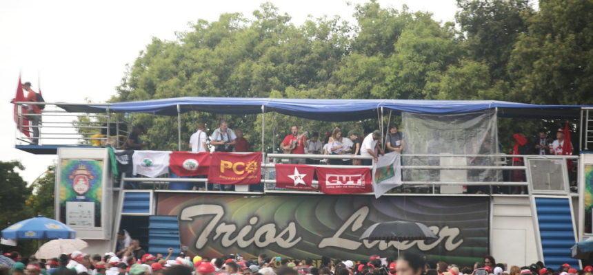 movimentos fazem ato em defesa da democracia e do direito de Lula se candidatar