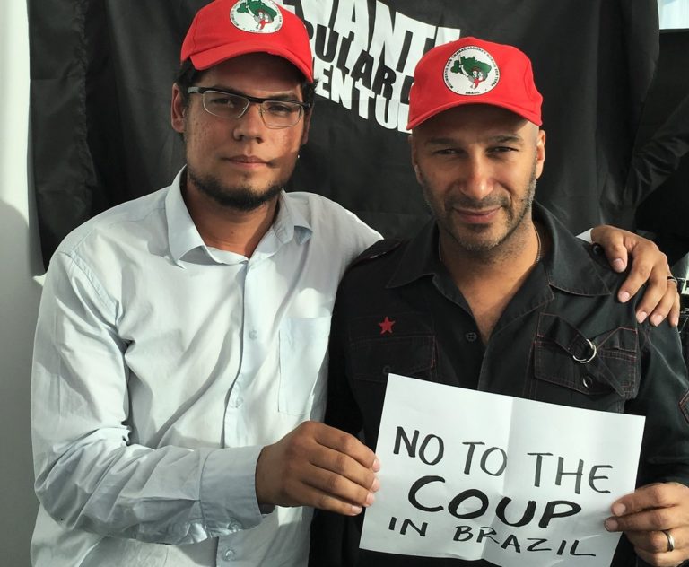 Tom Morello saúda o MST e protesta contra o golpe no Brasil