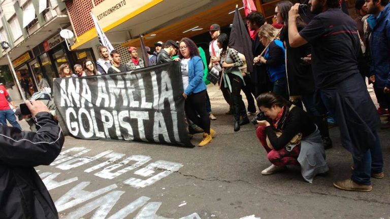 Levante Popular da Juventude e MST escracham senadora Ana Amélia no RS