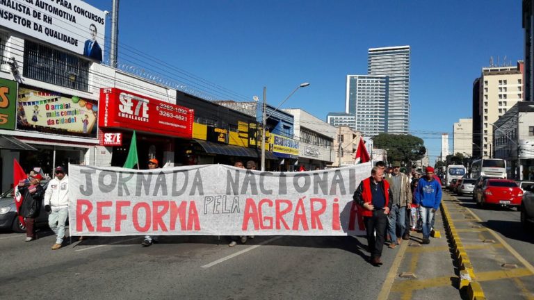 MST realiza mobilização em Curitiba