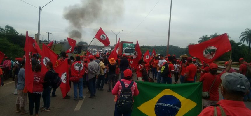 MST tranca Fernão Dias contra a prisão de Lula