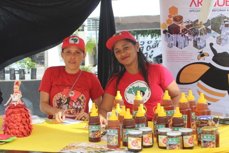 Organização da juventude no Sertão de Alagoas leva mel agroecológico para a Feira da Reforma Agrária