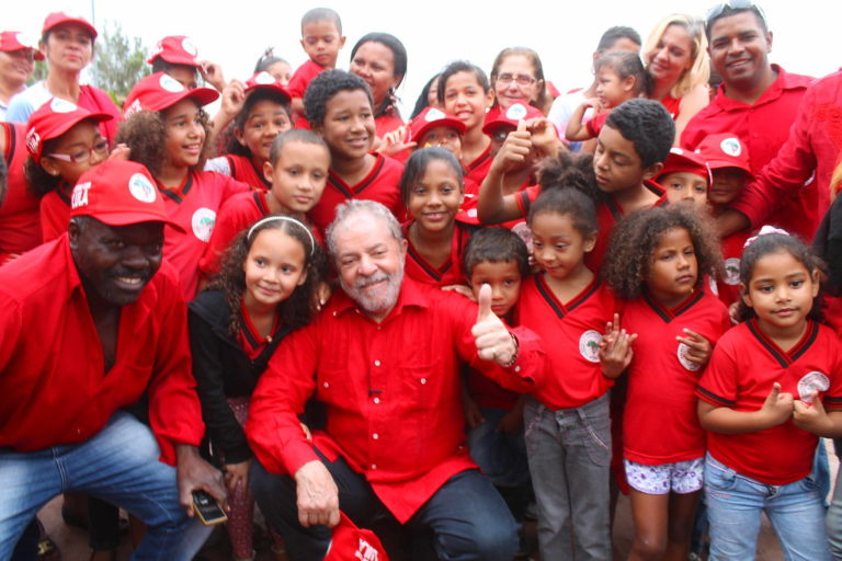Ex presidente Lula visita assentamento do MST na Bahia