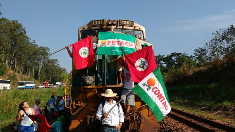 Camponeses e camponesas ocupam ferrovia no Espírito Santo