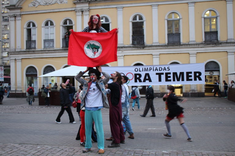 Pallasos en Rebeldía e MST fazem intervenção no Centro de Porto Alegre