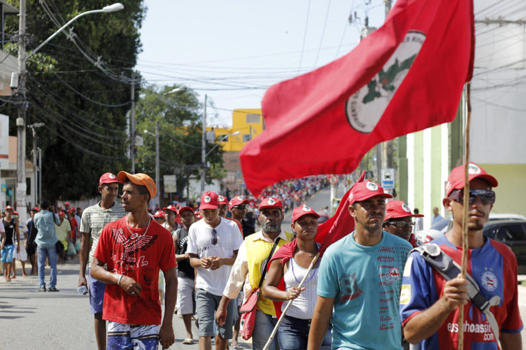 MST ocupa a capital baiana com mais de mil trabalhadores