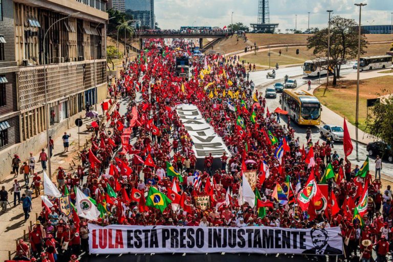 Mais de 50 mil pessoas registram a candidatura de Lula e denunciam a retirada de direitos