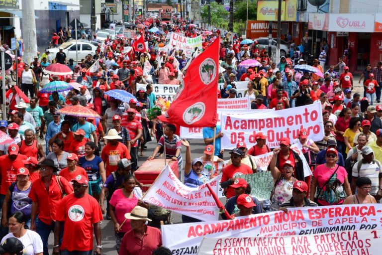 Marcha reúne mais de 10 mil pessoas em Aracaju