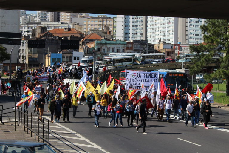 Trabalhadores do campo e da cidade fazem piquetes e caminhadas em Porto Alegre