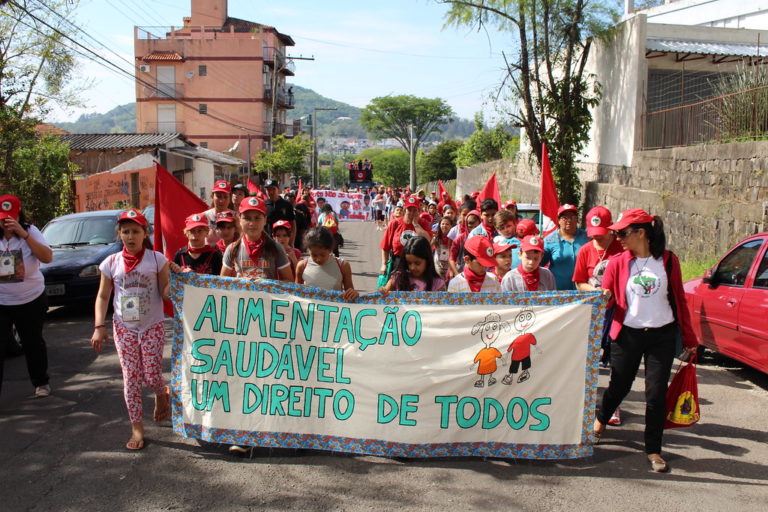 Crianças do MST marcham por direito à alimentação saudável em Santa Maria