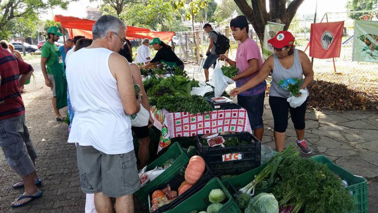 Sem Terra vendem alimentos orgânicos em mais uma feira de Porto Alegre