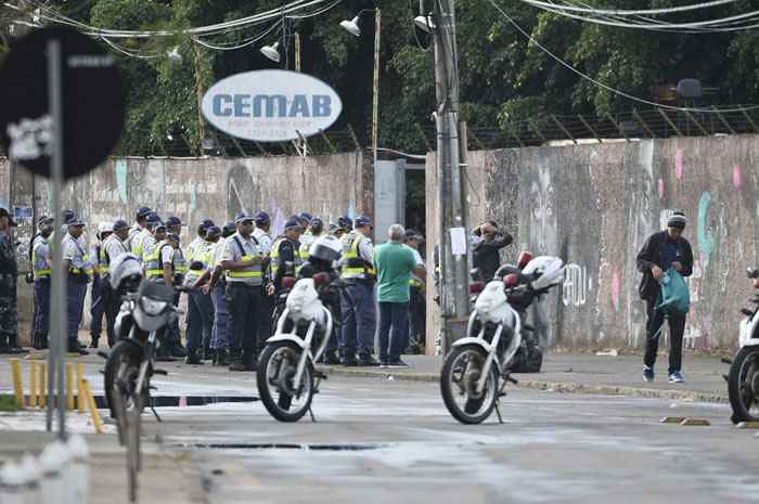 Comanda policial na desocupação da escola em Taguatinha. Foto Correio Brasiliense.jpg
