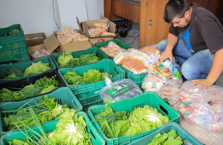 MST doa meia tonelada de alimentos às ocupações da UFRGS