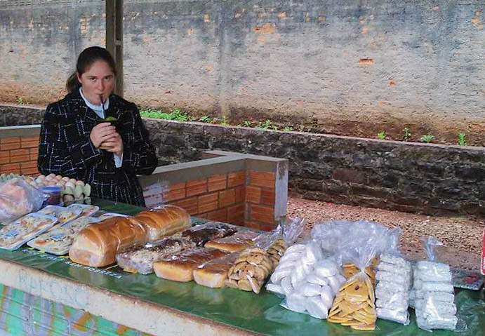 Jane comercializa os produtos da agroindústria por meio de feiras e PNAE..jpg