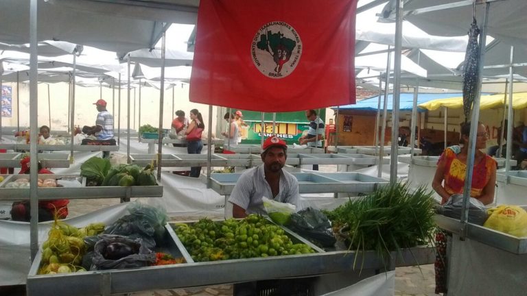 Produtos da Reforma Agrária ocupam às ruas de Medeiros Neto