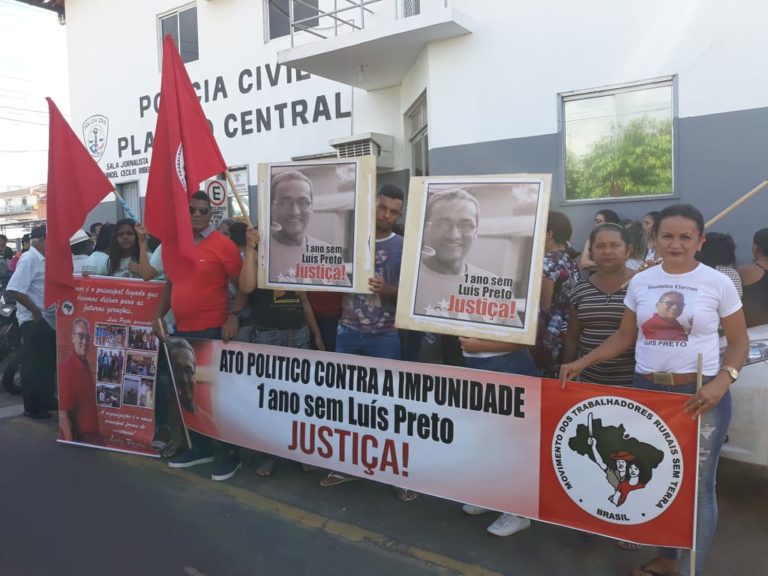 Protestos e homenagens marcam um ano do assassinato de Luis Preto