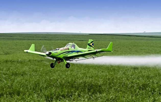 Governador do Ceará sanciona lei que proíbe pulverização aérea nas lavouras do estado